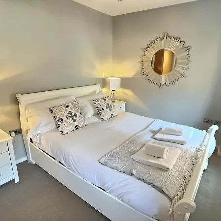 Lady Pecketts Yard One Bedroom, Sleeps Four- *